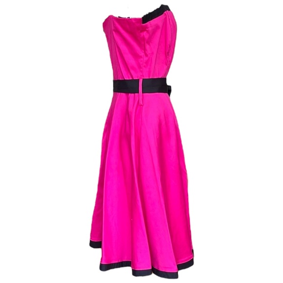 Italian stretch cotton fit and flare dress. Fushia with black straps, trim belt. - Picture 4 of 6